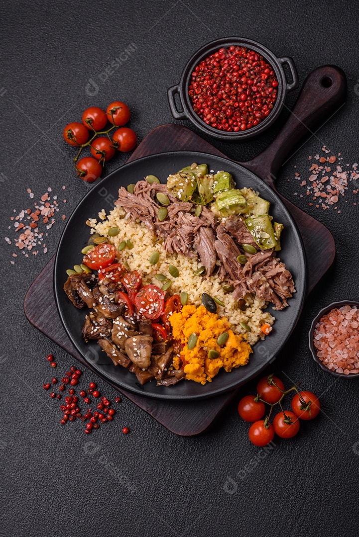 Um prato vegetariano colorido composto por feijão