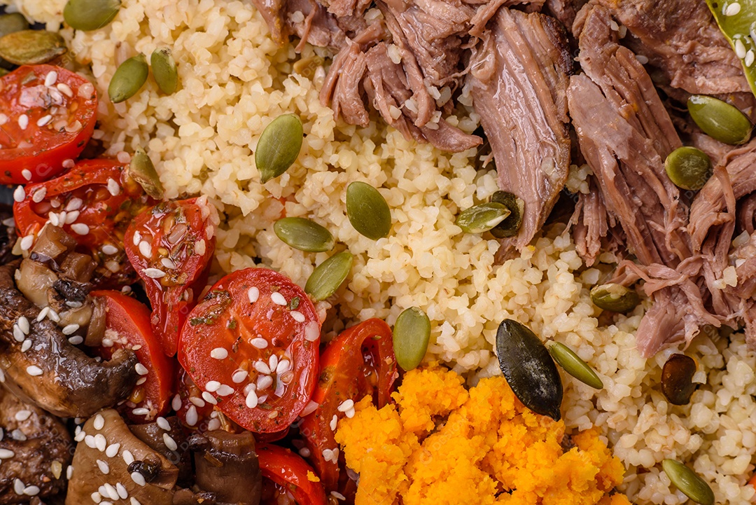 Um prato vegetariano colorido composto por feijão