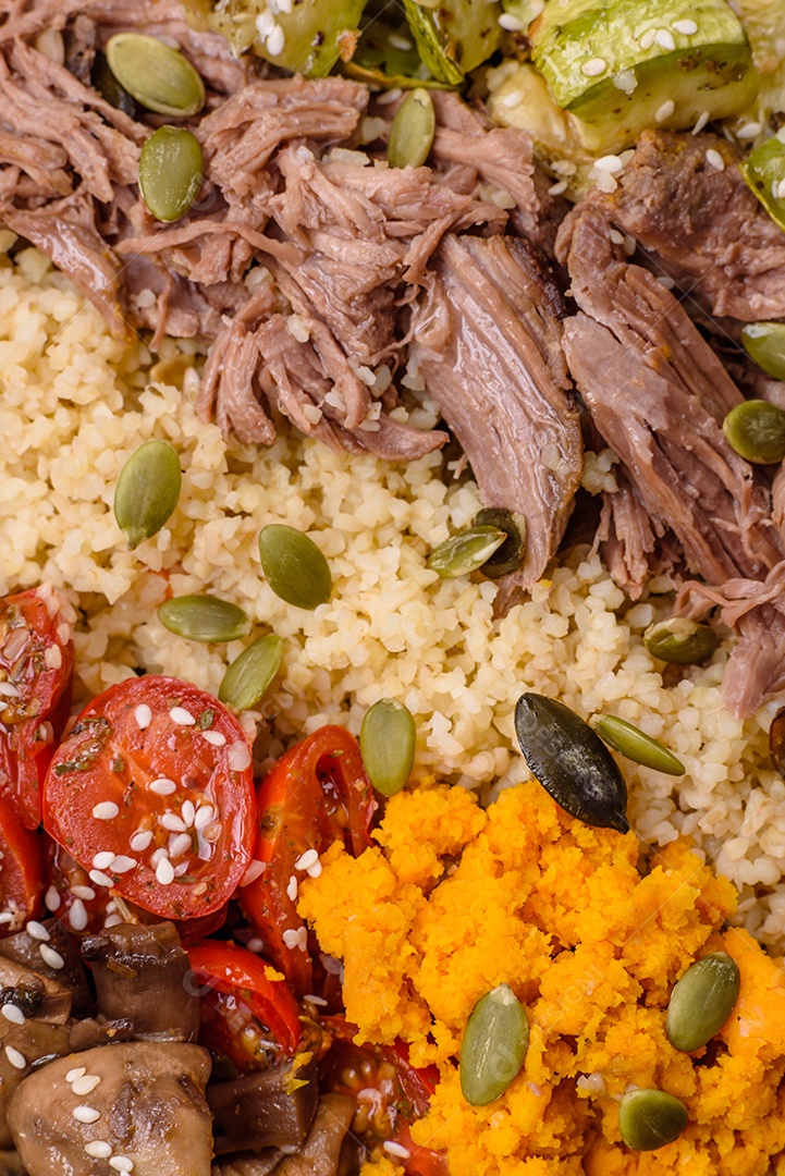 Um prato vegetariano colorido composto por feijão