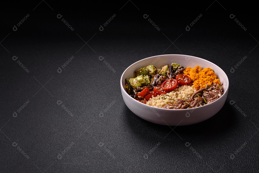 Um prato vegetariano colorido composto por feijão