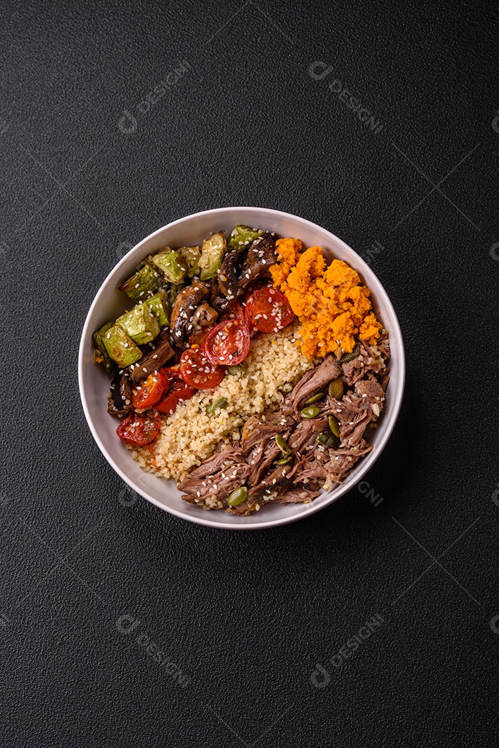 Um prato vegetariano colorido composto por feijão