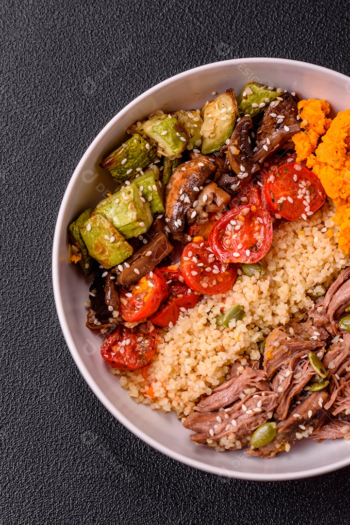 Um prato vegetariano colorido composto por feijão