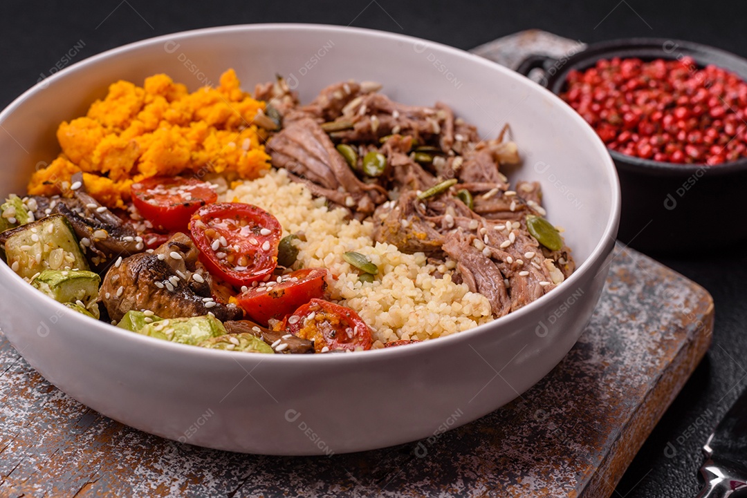 Um prato vegetariano colorido composto por feijão