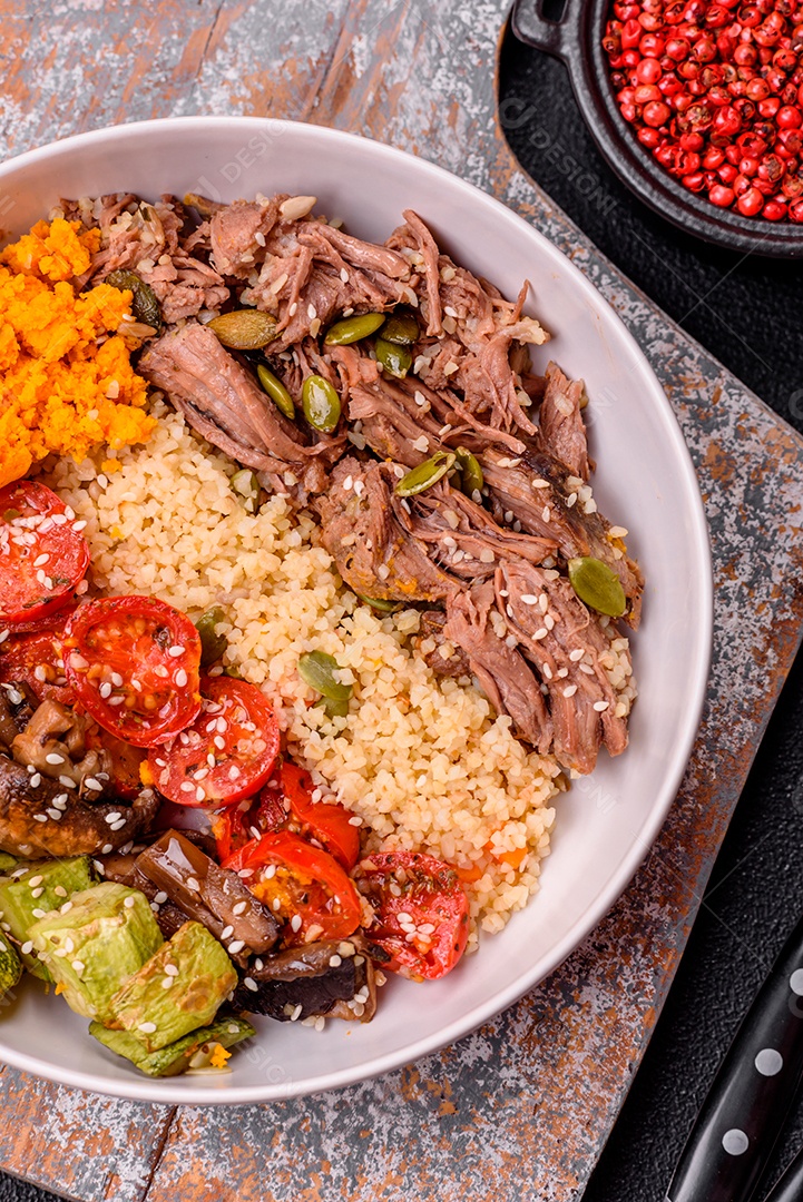 Um prato vegetariano colorido composto por feijão