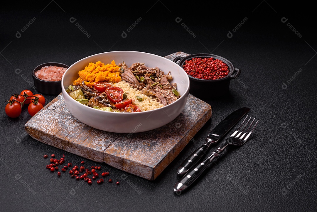 Sanduiche recheado em uma tábua de madeira