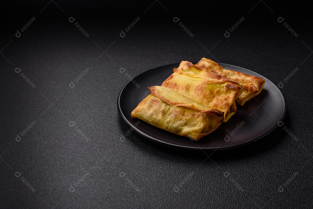 Panquecas saborosas em uma tigela mesa