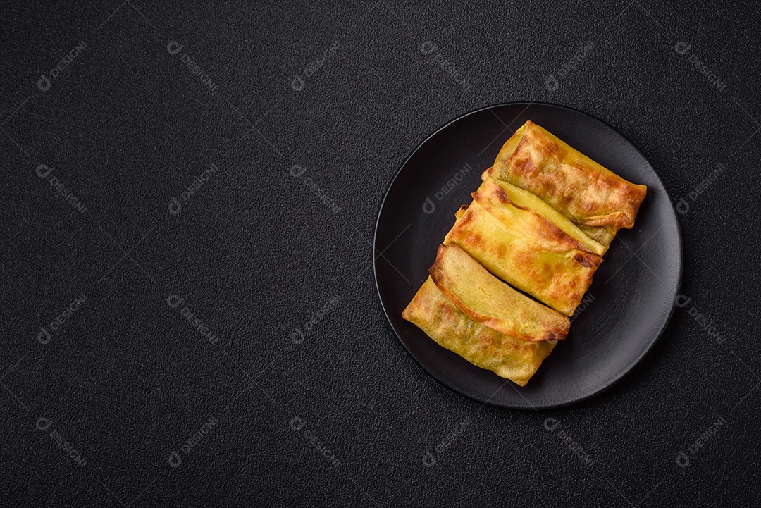Panquecas saborosas em uma tigela mesa