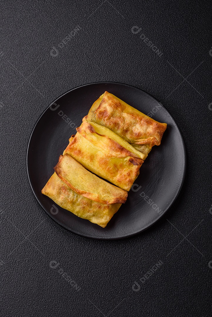 Panquecas saborosas em uma tigela mesa