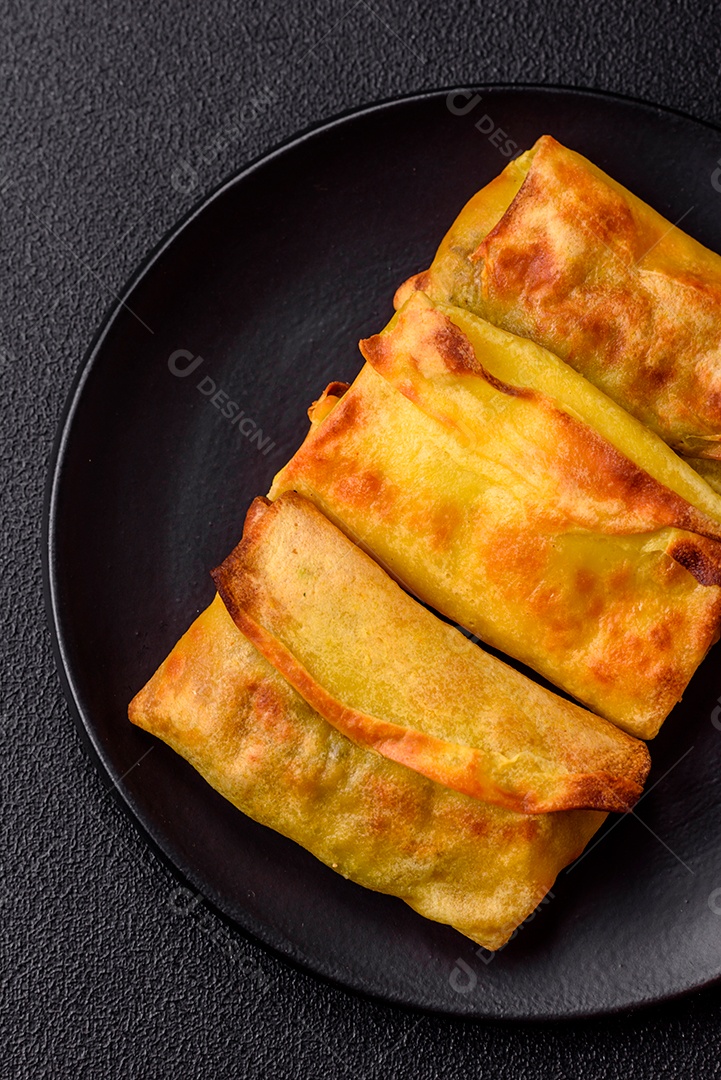 Panquecas saborosas em uma tigela mesa