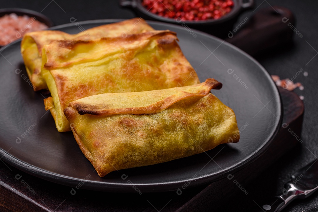 Panquecas saborosas em uma tigela mesa