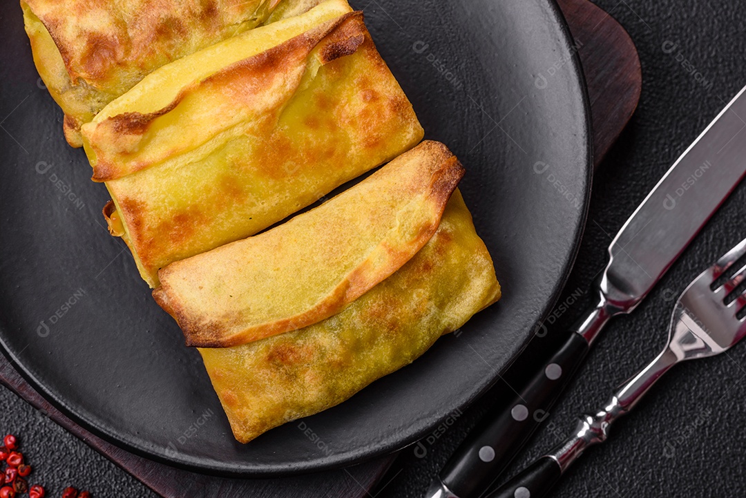 Panquecas saborosas em uma tigela mesa