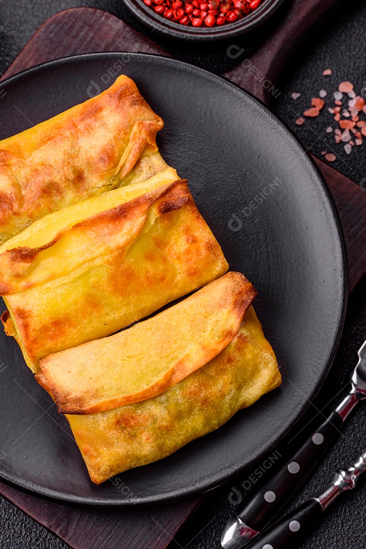 Panquecas saborosas em uma tigela mesa