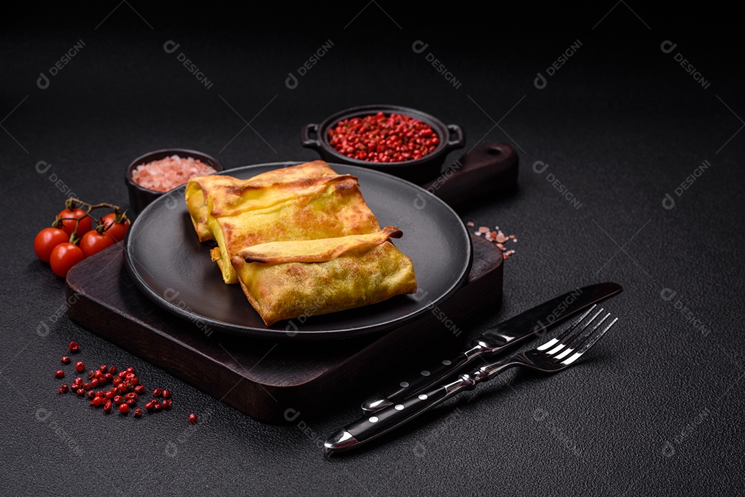 Panquecas saborosas em uma tigela mesa