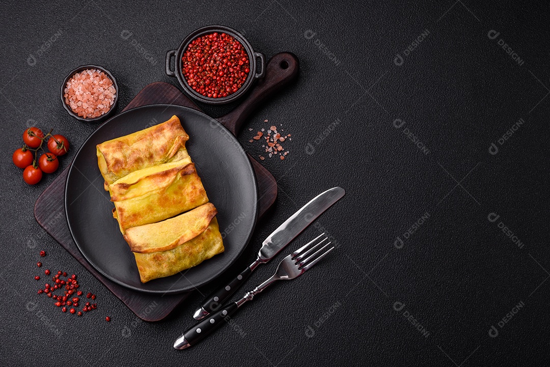 Panquecas saborosas em uma tigela mesa