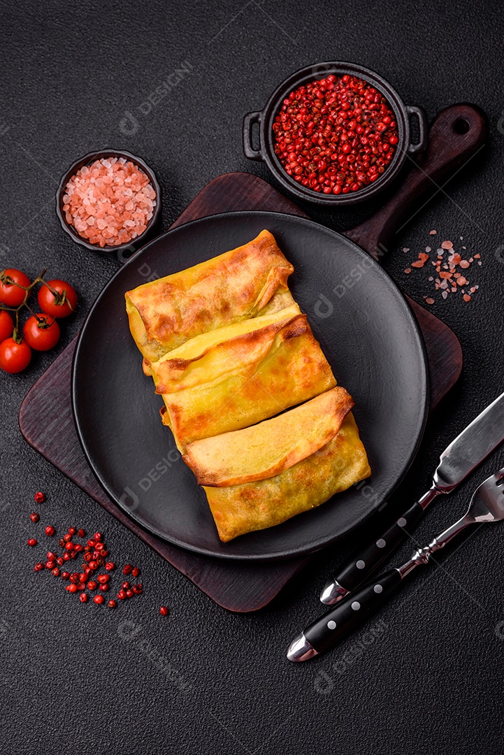 Panquecas saborosas em uma tigela mesa