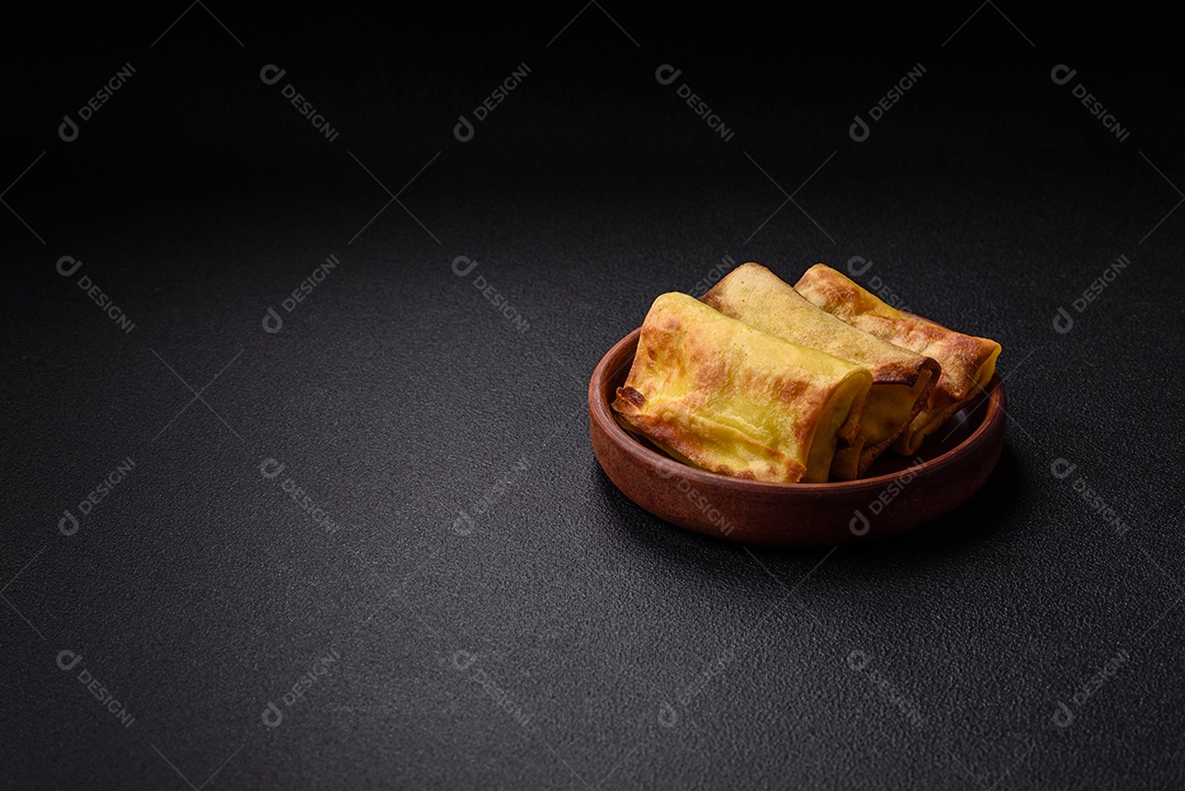 Panquecas saborosas em uma tigela mesa