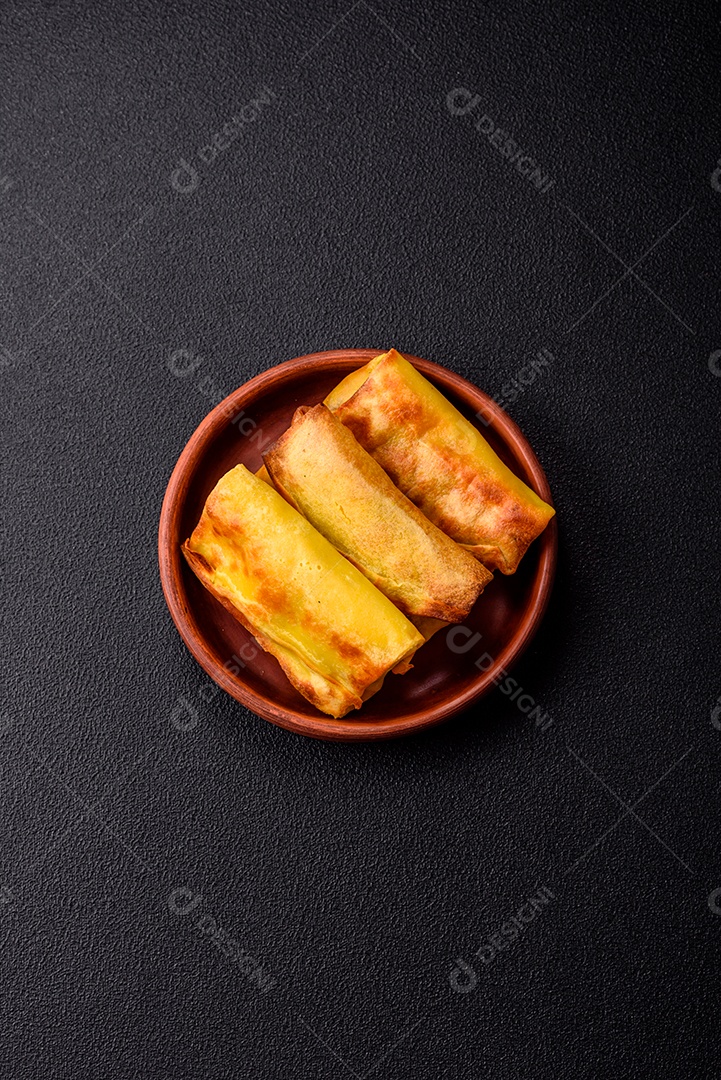 Panquecas saborosas em uma tigela mesa