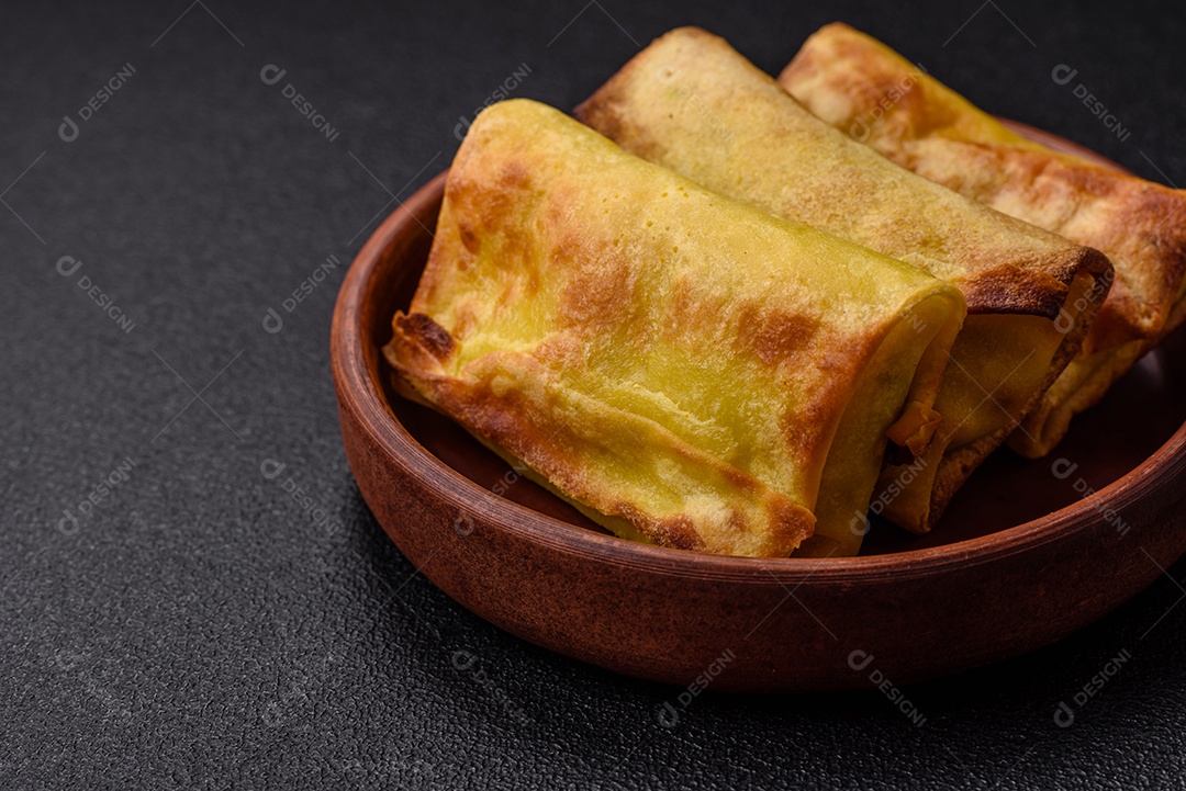 Panquecas saborosas em uma tigela mesa