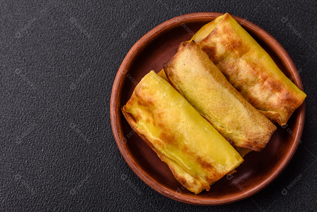 Panquecas saborosas em uma tigela mesa