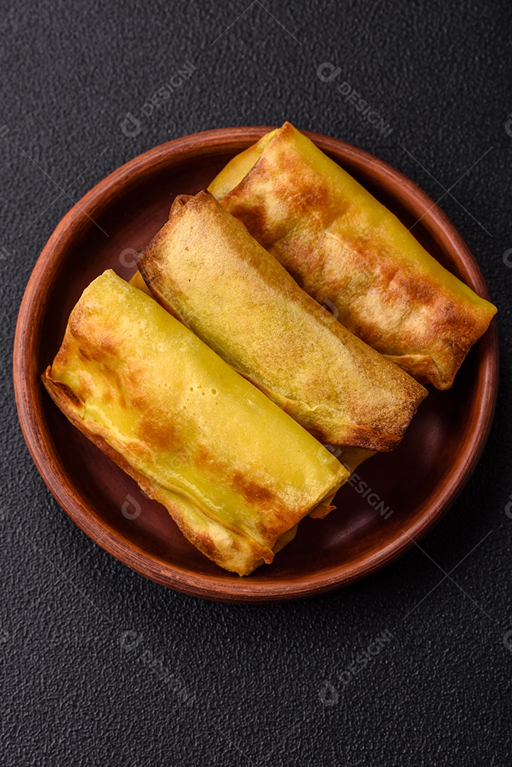 Panquecas saborosas em uma tigela mesa