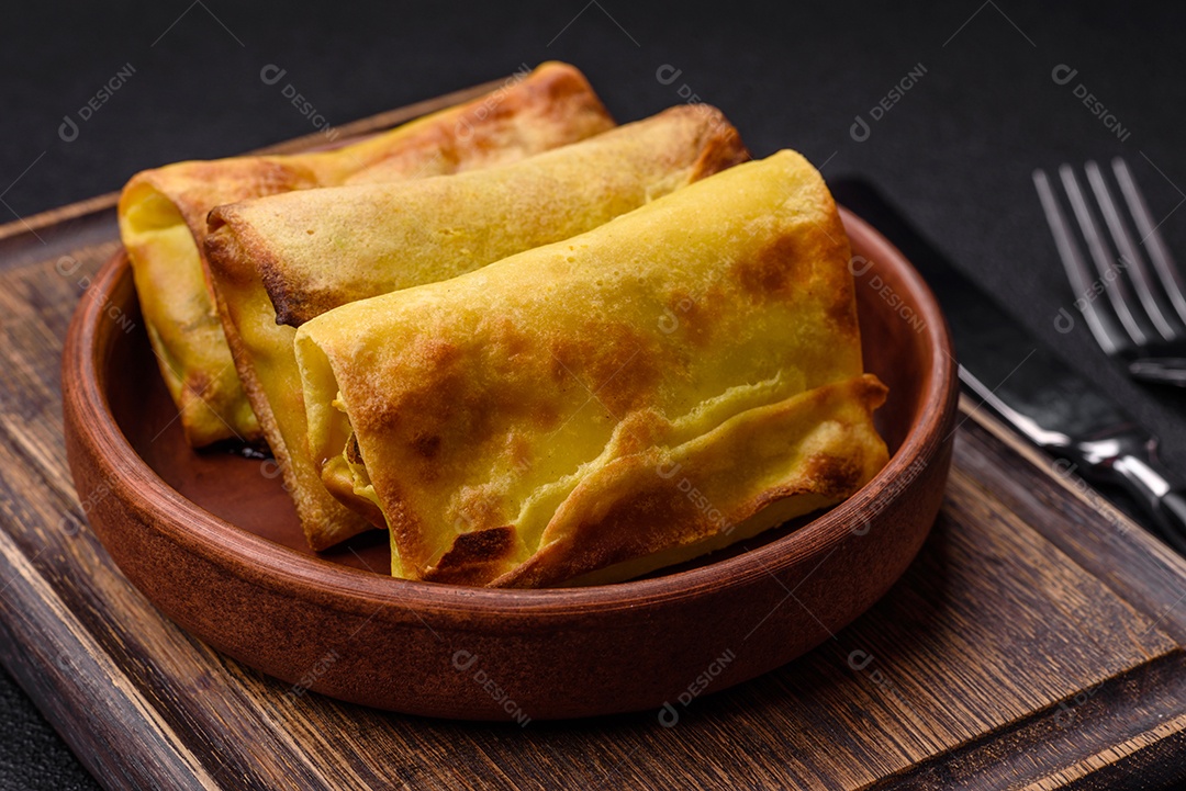 Panquecas saborosas em uma tigela mesa