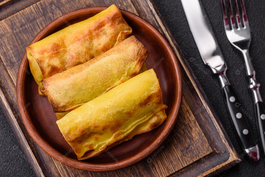 Panquecas saborosas em uma tigela mesa