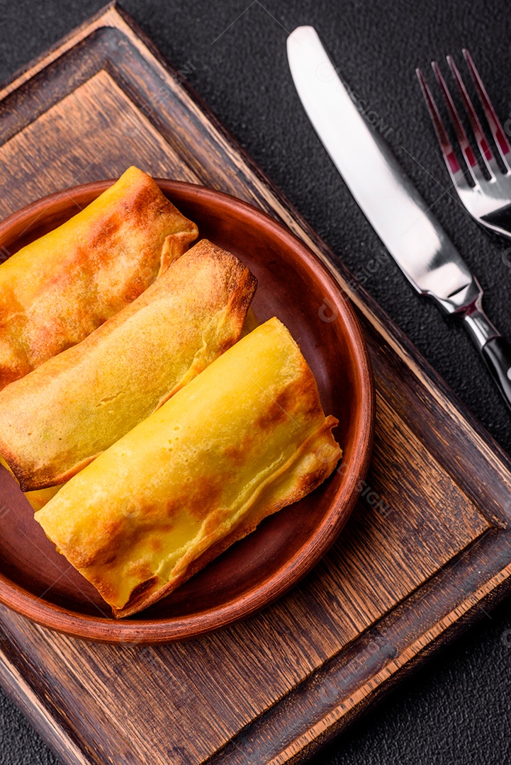 Panquecas saborosas em uma tigela mesa