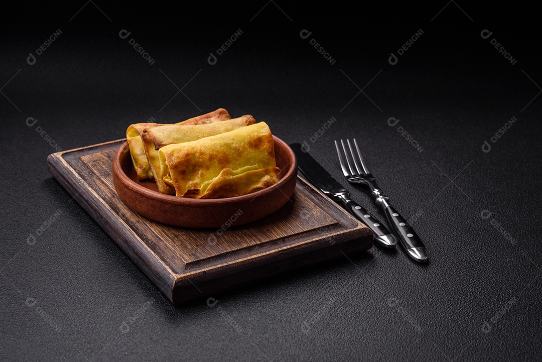 Panquecas saborosas em uma tigela mesa