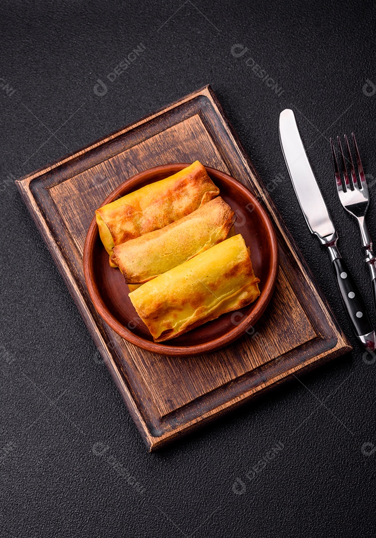 Panquecas saborosas em uma tigela mesa