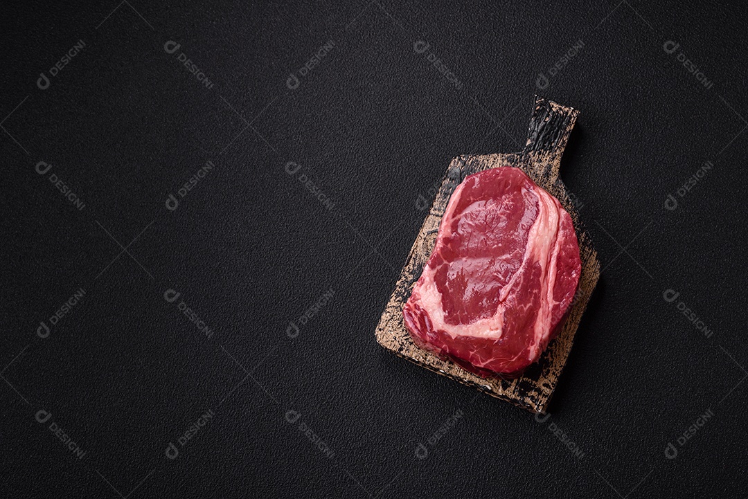 Bife cru em uma tábua de madeira