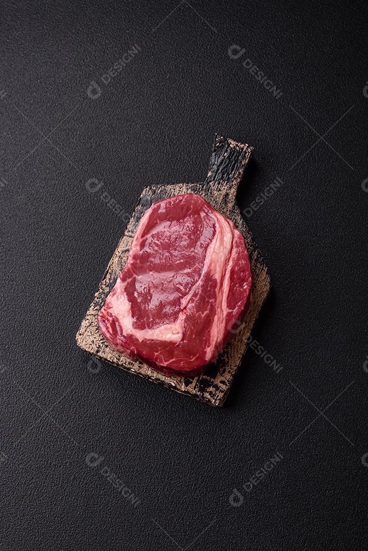 Bife cru sobre prato mesa