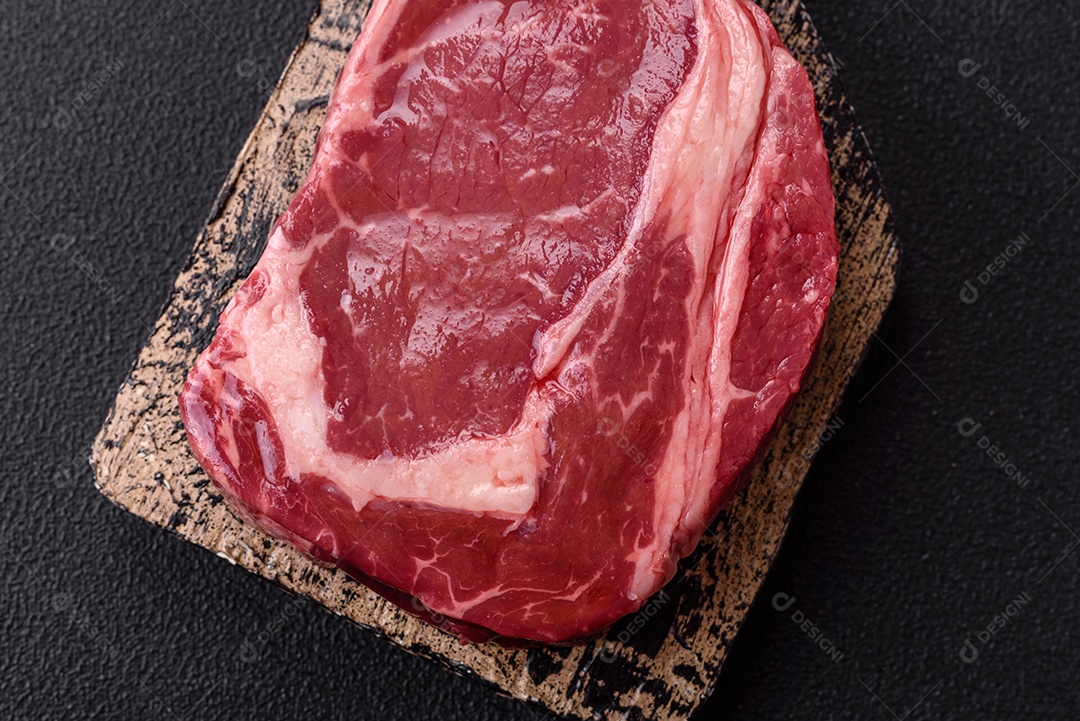 Bife cru sobre prato mesa