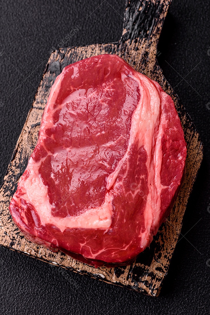 Bife cru sobre prato mesa