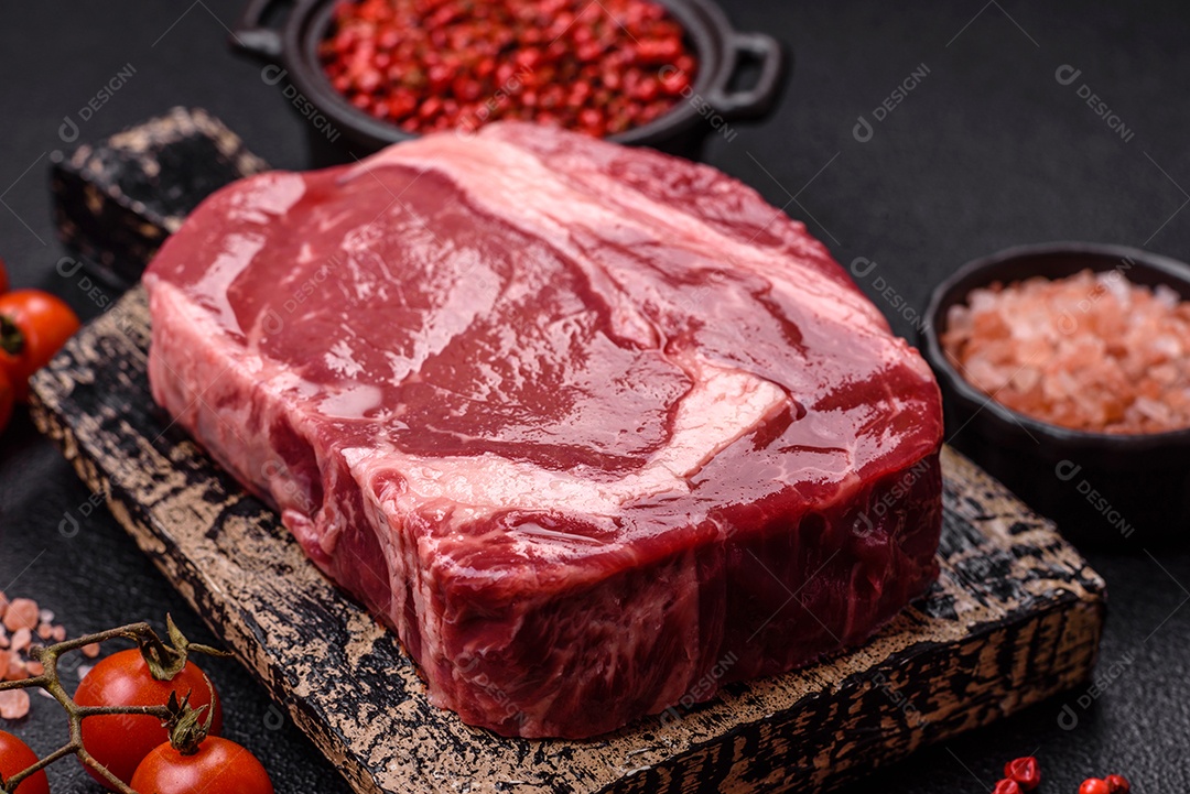 Bife cru sobre prato mesa