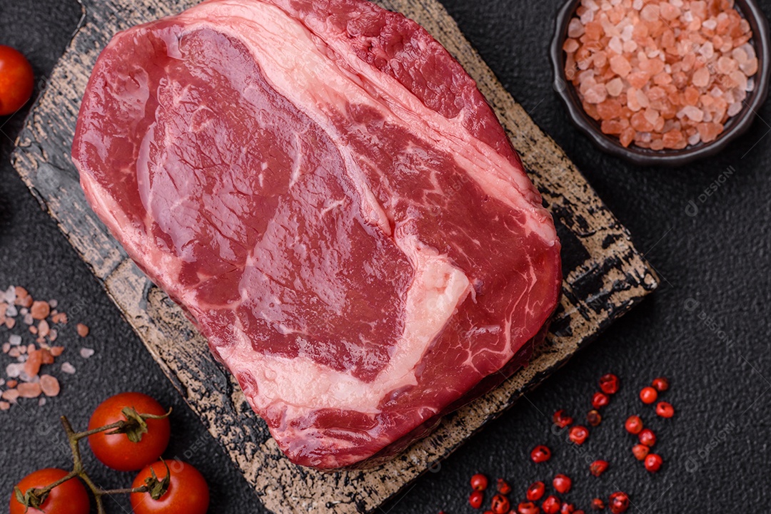 Bife cru sobre prato mesa