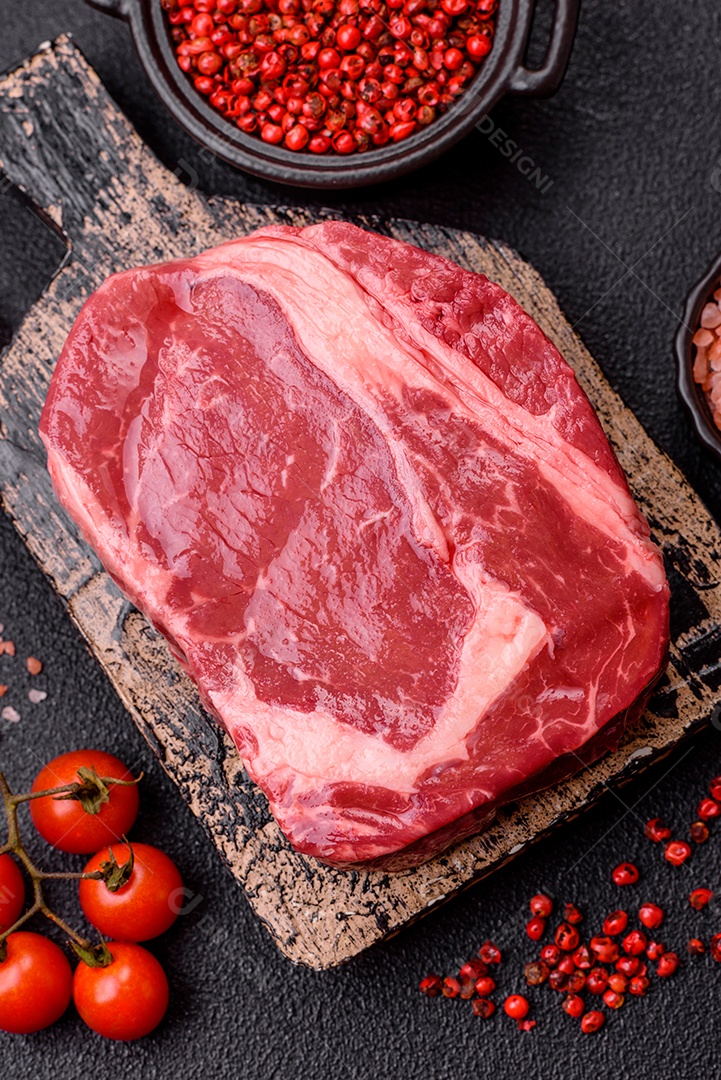 Bife cru sobre prato mesa