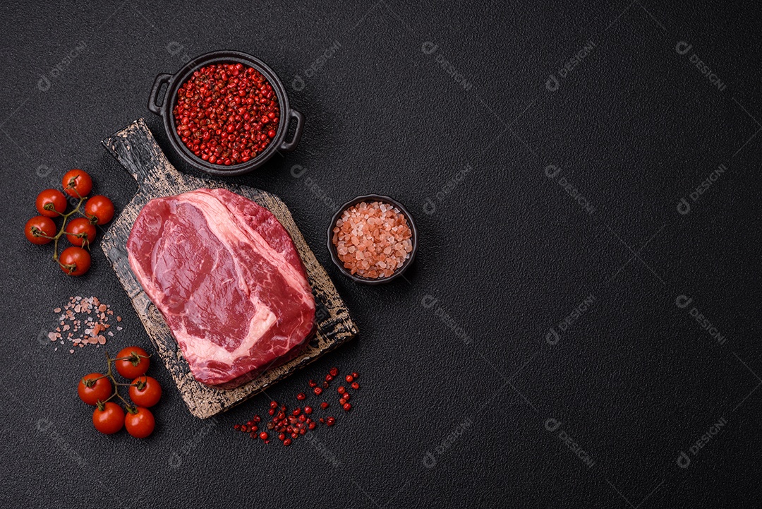 Bife cru sobre prato mesa