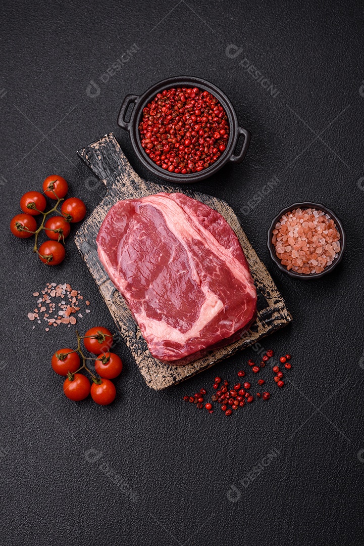 Bife cru sobre prato mesa