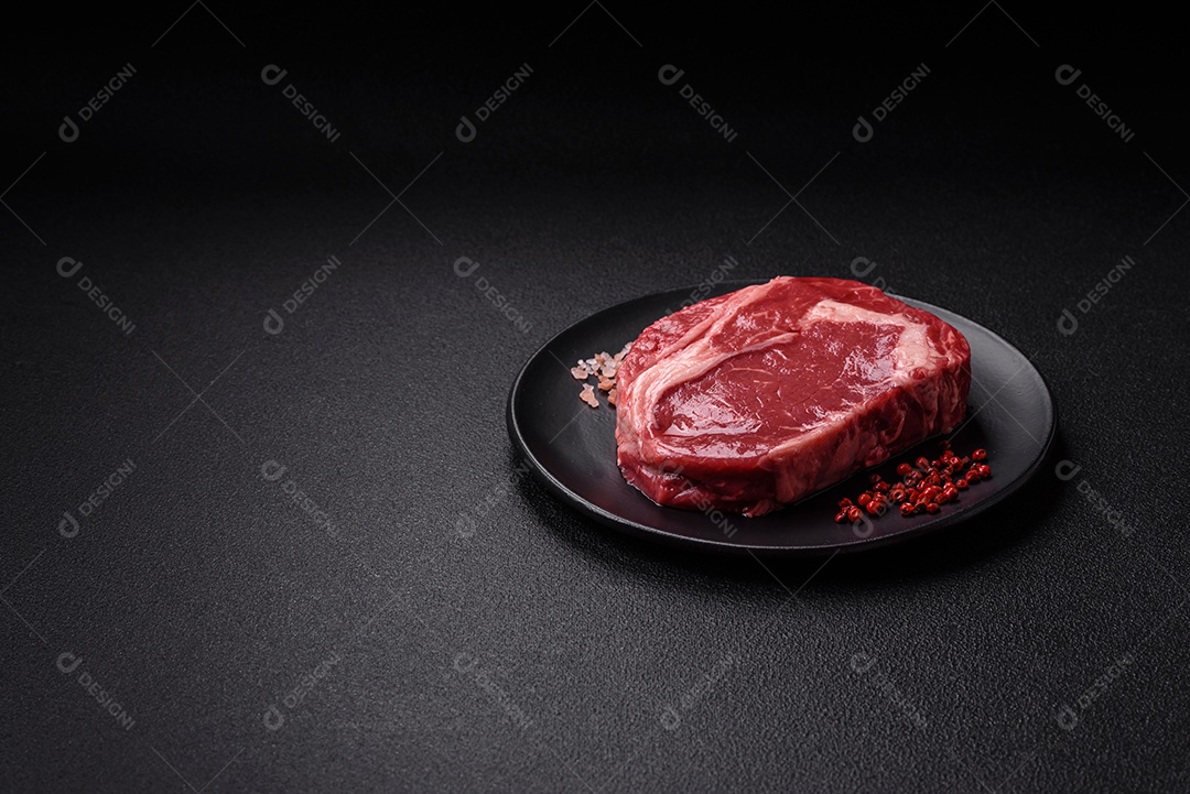 Bife cru sobre prato mesa