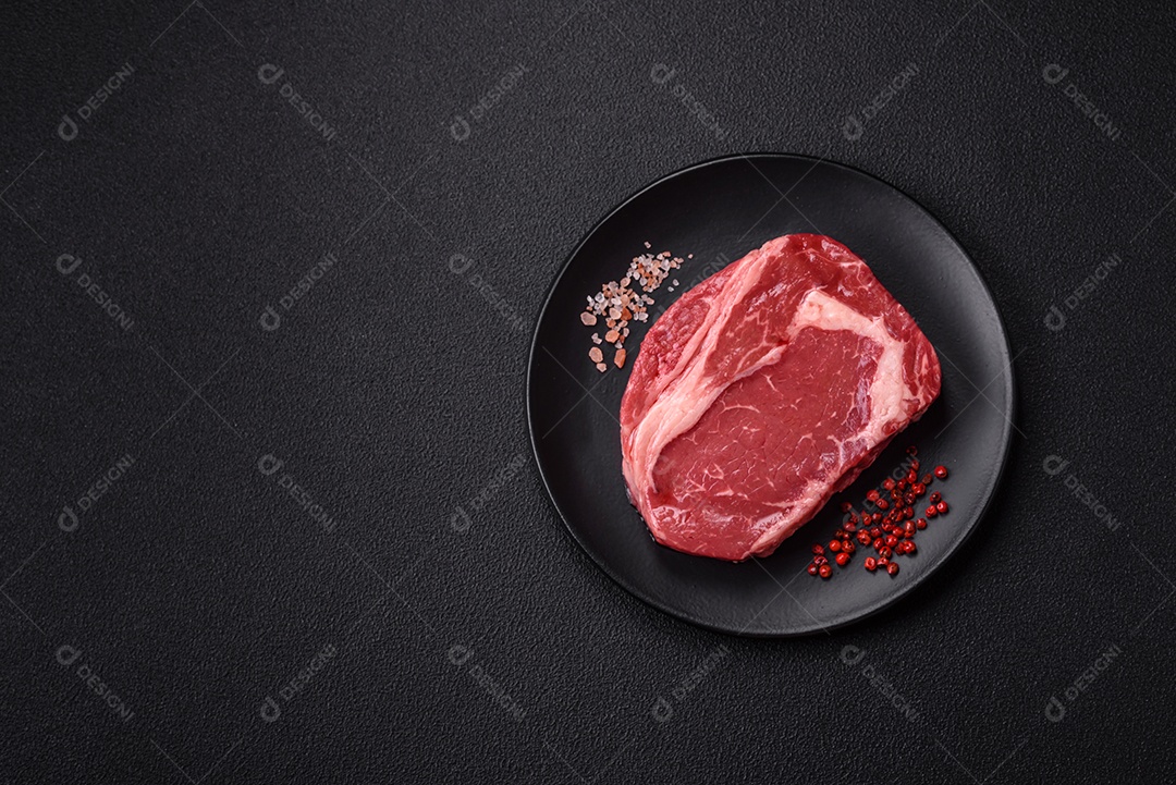 Bife cru sobre prato mesa