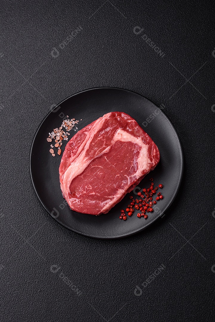 Bife cru sobre prato mesa