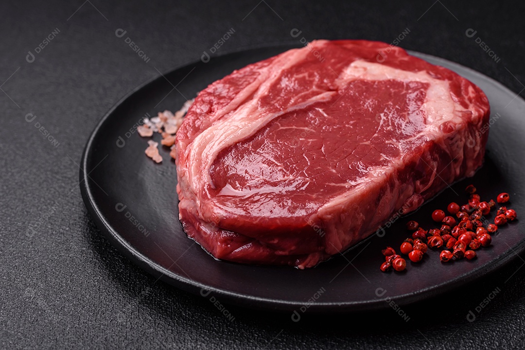 Bife cru sobre prato mesa