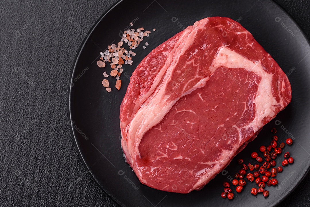Bife cru sobre prato mesa