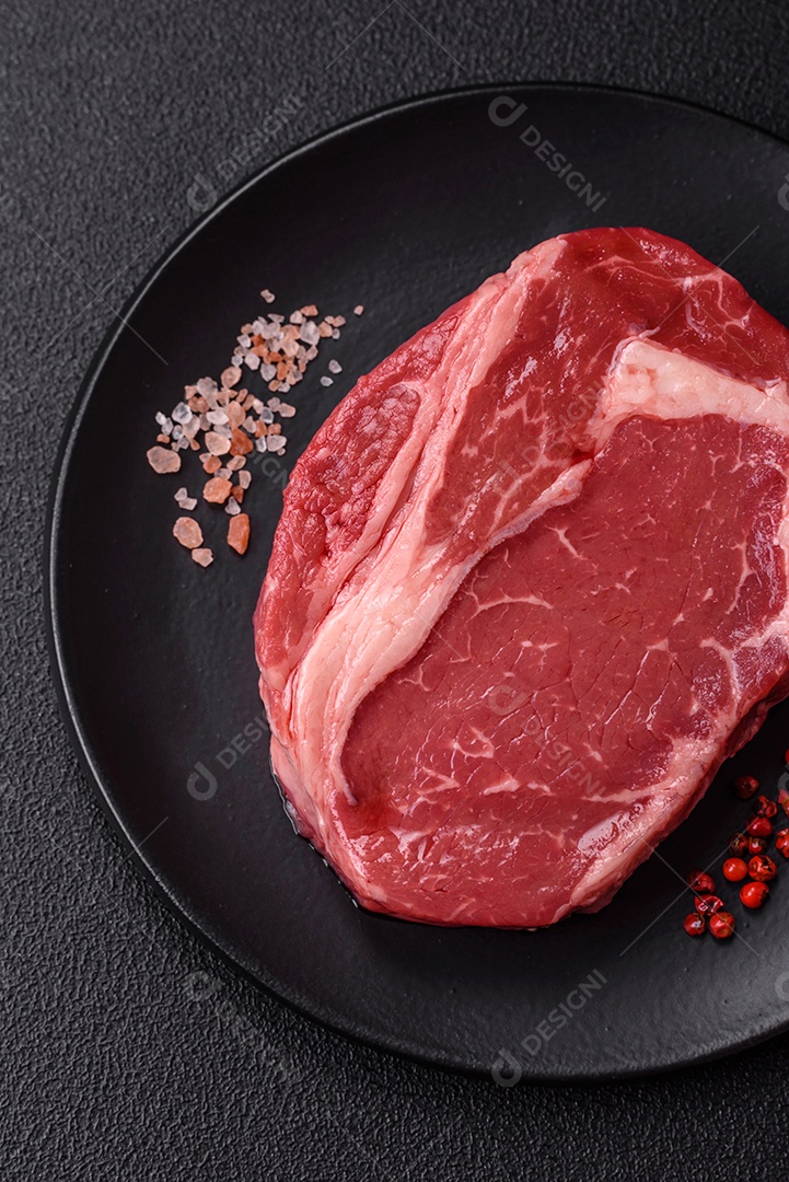 Bife cru sobre prato mesa