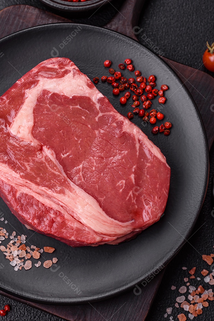 Bife cru sobre prato mesa