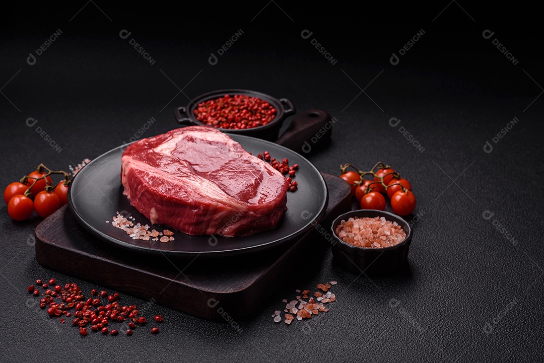 Bife cru sobre prato mesa