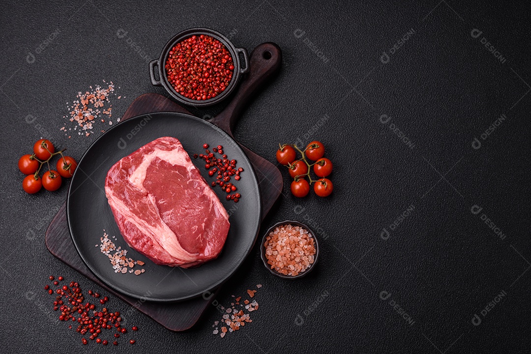 Bife cru sobre prato mesa