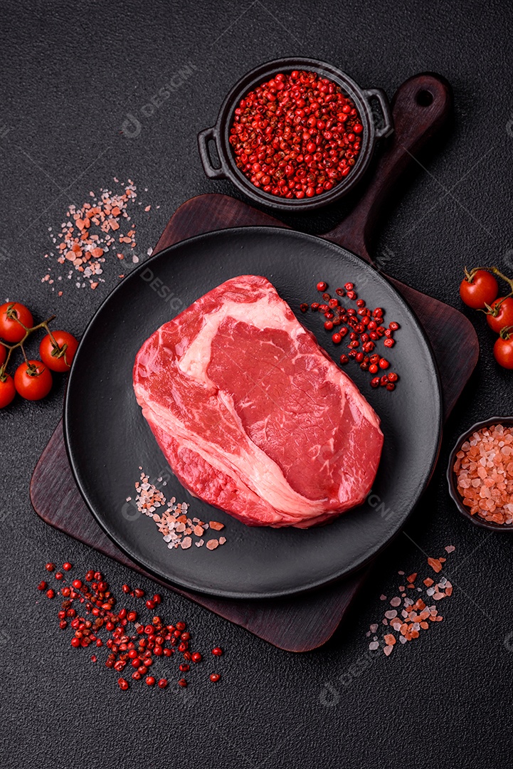 Bife cru sobre prato mesa