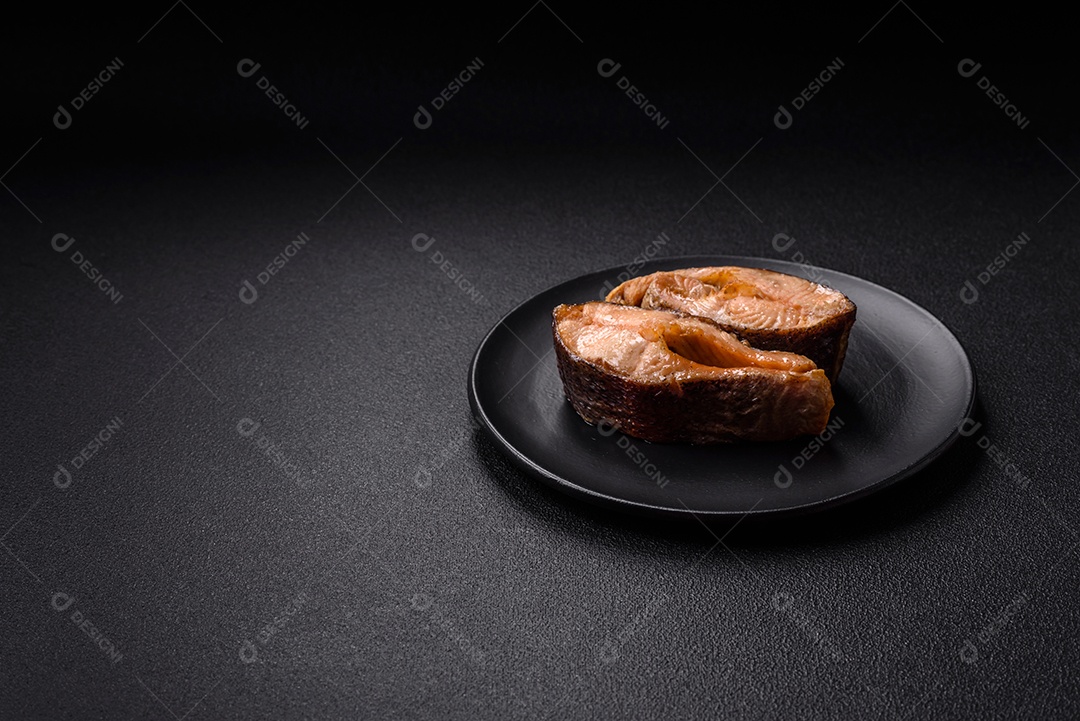 Fatias de salmão cru em uma tábua madeira