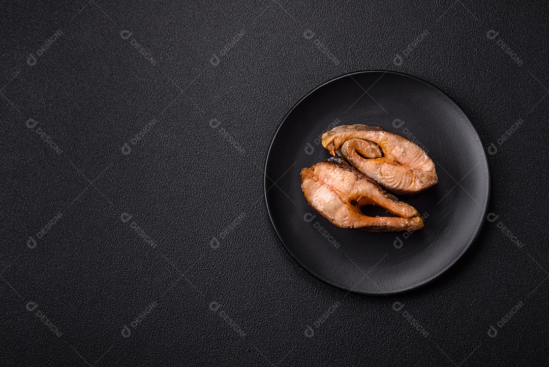 Fatias de salmão cru em uma tábua madeira